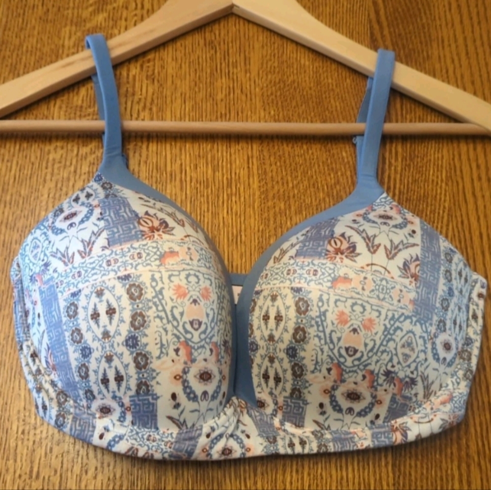 Victoria's Secret-  Body By Victoria- No Wires 34DD Super Cute Fabric!